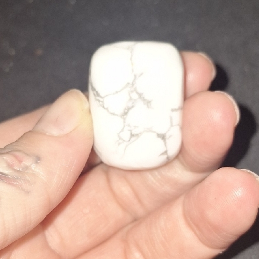 Howlite Tumble Stone - Picture 6 of 9
